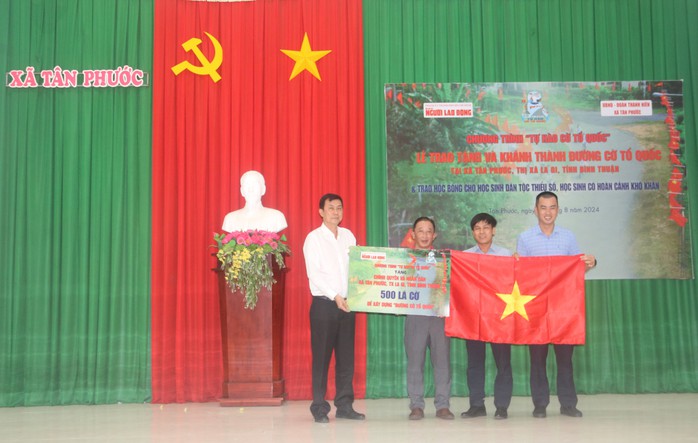 Thêm 2 "Đường cờ Tổ quốc" khánh thành tại Bình Thuận dịp Quốc khánh 2-9- Ảnh 1. Thêm 2 "Đường cờ Tổ quốc" khánh thành tại Bình Thuận dịp Quốc khánh 2-9- Ảnh 1.