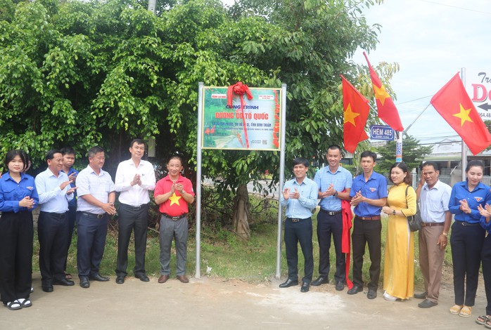 Thêm 2 "Đường cờ Tổ quốc" khánh thành tại Bình Thuận dịp Quốc khánh 2-9- Ảnh 7. Thêm 2 "Đường cờ Tổ quốc" khánh thành tại Bình Thuận dịp Quốc khánh 2-9- Ảnh 7.