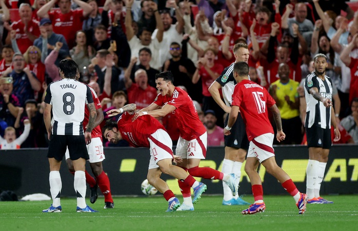 "Vua cá cược" Sandro Tonali tái xuất, Newcastle hạ Nottingham Forest ở League Cup- Ảnh 5. "Vua cá cược" Sandro Tonali tái xuất, Newcastle hạ Nottingham Forest ở League Cup- Ảnh 5.