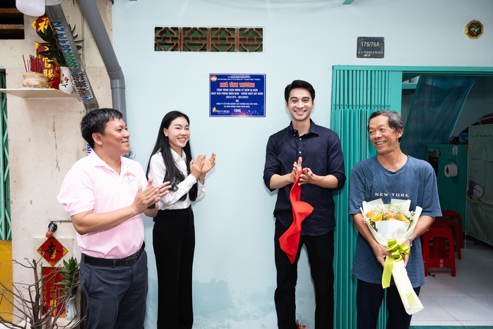 Nam vương cùng "bà trùm hoa hậu" tặng nhà tình thương- Ảnh 1. Nam vương cùng "bà trùm hoa hậu" tặng nhà tình thương- Ảnh 1.
