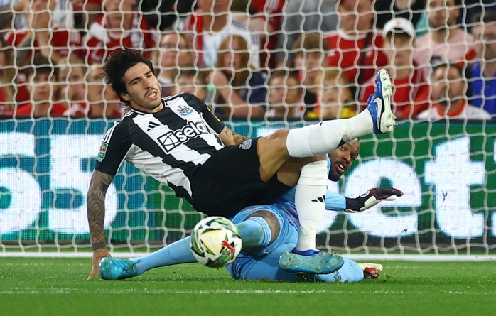 "Vua cá cược" Sandro Tonali tái xuất, Newcastle hạ Nottingham Forest ở League Cup- Ảnh 4. "Vua cá cược" Sandro Tonali tái xuất, Newcastle hạ Nottingham Forest ở League Cup- Ảnh 4.