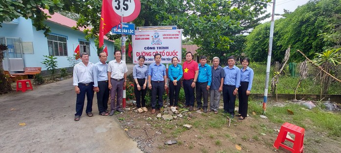 Tiền Giang: Khánh thành tuyến “Đường cờ Tổ quốc” thứ 3 tại huyện Châu Thành- Ảnh 1. Tiền Giang: Khánh thành tuyến “Đường cờ Tổ quốc” thứ 3 tại huyện Châu Thành- Ảnh 1.