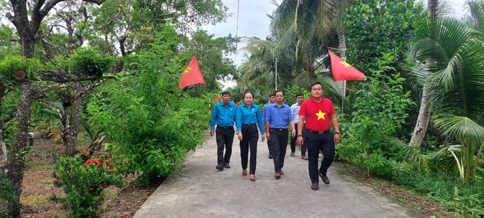 Tiền Giang: Khánh thành tuyến “Đường cờ Tổ quốc” thứ 3 tại huyện Châu Thành- Ảnh 2. Tiền Giang: Khánh thành tuyến “Đường cờ Tổ quốc” thứ 3 tại huyện Châu Thành- Ảnh 2.
