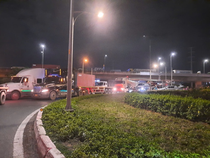 Xe giường nằm chở 36 hành khách cháy ngùn ngụt trên cao tốc Cam Lâm - Vĩnh Hảo- Ảnh 5. Xe giường nằm chở 36 hành khách cháy ngùn ngụt trên cao tốc Cam Lâm - Vĩnh Hảo- Ảnh 5.