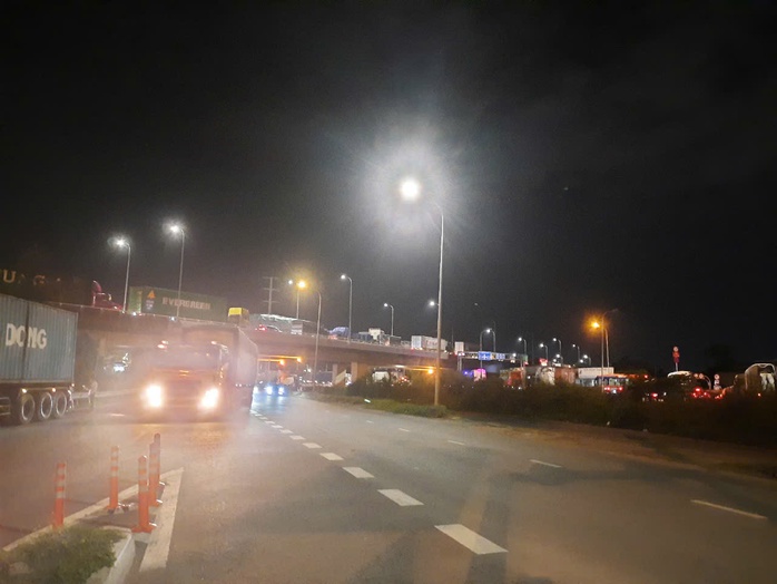 Xe giường nằm chở 36 hành khách cháy ngùn ngụt trên cao tốc Cam Lâm - Vĩnh Hảo- Ảnh 3. Xe giường nằm chở 36 hành khách cháy ngùn ngụt trên cao tốc Cam Lâm - Vĩnh Hảo- Ảnh 3.