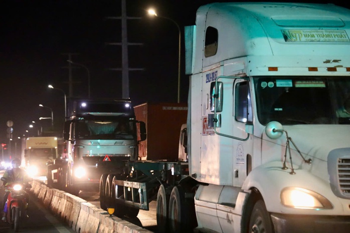 Xe container nối đuôi “rồng rắn” trên đường Võ Chí Công- Ảnh 4. Xe container nối đuôi “rồng rắn” trên đường Võ Chí Công- Ảnh 4.