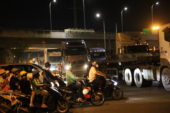 Xe container nối đuôi “rồng rắn” trên đường Võ Chí Công- Ảnh 3. Xe container nối đuôi “rồng rắn” trên đường Võ Chí Công- Ảnh 3.