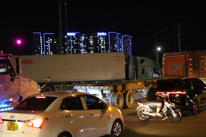 Xe container nối đuôi “rồng rắn” trên đường Võ Chí Công- Ảnh 5. Xe container nối đuôi “rồng rắn” trên đường Võ Chí Công- Ảnh 5.