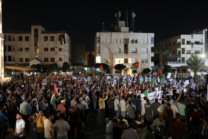 Người biểu tình phản đối vụ ám sát thủ lĩnh Hamas Ismail Haniyeh gần Đại sứ quán Israel ở thủ đô Amman - Jordan hôm 2-8 Ảnh: REUTERS Người biểu tình phản đối vụ ám sát thủ lĩnh Hamas Ismail Haniyeh gần Đại sứ quán Israel ở thủ đô Amman - Jordan hôm 2-8 Ảnh: REUTERS