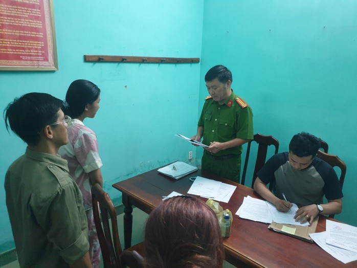 Cô gái lừa gần 600 triệu đồng của 2 chủ tiệm vàng với thủ thuật đơn giản- Ảnh 2. Cô gái lừa gần 600 triệu đồng của 2 chủ tiệm vàng với thủ thuật đơn giản- Ảnh 2.