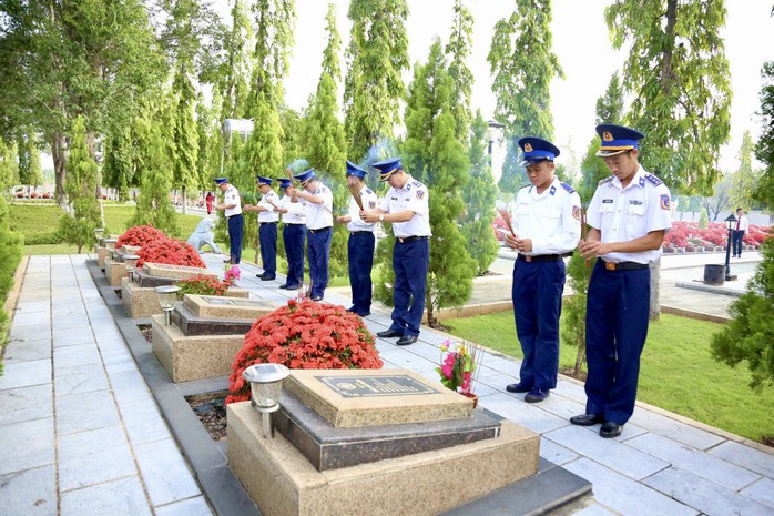 Nhiều hoạt động đền ơn đáp nghĩa- Ảnh 1. Nhiều hoạt động đền ơn đáp nghĩa- Ảnh 1.