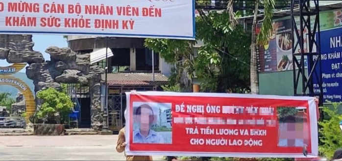 Phú Quốc: Nhân viên cũ một phòng khám đa khoa căng băng rôn đòi nợ lương- Ảnh 1. Phú Quốc: Nhân viên cũ một phòng khám đa khoa căng băng rôn đòi nợ lương- Ảnh 1.