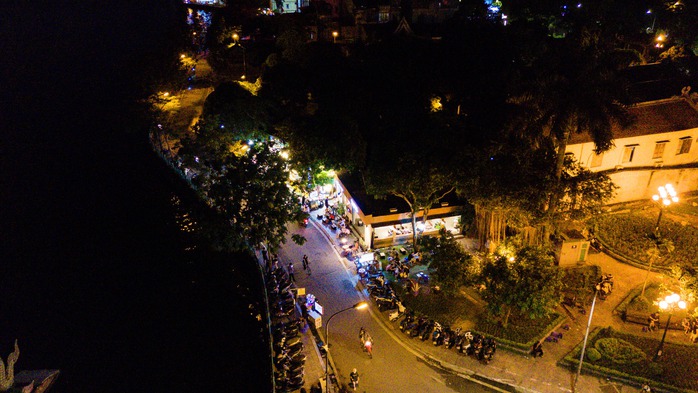 Vỉa hè hồ Tây lại bị “xẻ thịt”, ra quân xong “đâu lại vào đấy”- Ảnh 25. Vỉa hè hồ Tây lại bị “xẻ thịt”, ra quân xong “đâu lại vào đấy”- Ảnh 25.