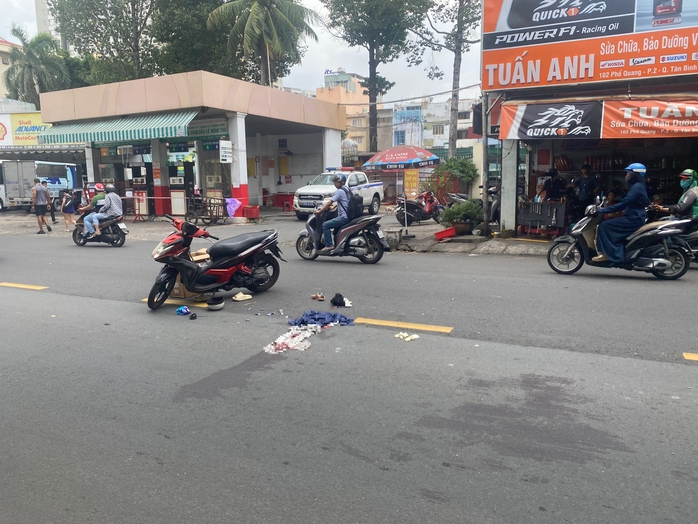 TP HCM: Hai người thương vong sau tai nạn giao thông nghiêm trọng- Ảnh 1. TP HCM: Hai người thương vong sau tai nạn giao thông nghiêm trọng- Ảnh 1.