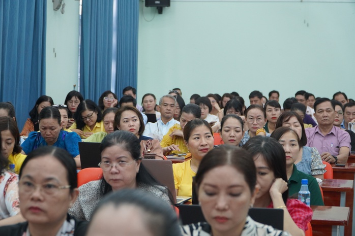 TP HCM: Khi thầy, cô "học" viết thông cáo báo chí, sắm vai nhà báo- Ảnh 1. TP HCM: Khi thầy, cô "học" viết thông cáo báo chí, sắm vai nhà báo- Ảnh 1.