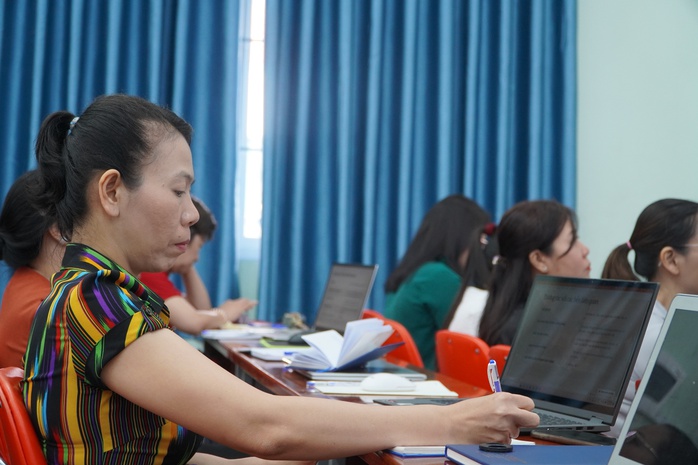 TP HCM: Khi thầy, cô "học" viết thông cáo báo chí, sắm vai nhà báo- Ảnh 2. TP HCM: Khi thầy, cô "học" viết thông cáo báo chí, sắm vai nhà báo- Ảnh 2.