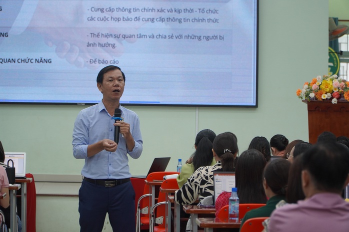 TP HCM: Khi thầy, cô "học" viết thông cáo báo chí, sắm vai nhà báo- Ảnh 3. TP HCM: Khi thầy, cô "học" viết thông cáo báo chí, sắm vai nhà báo- Ảnh 3.