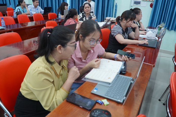 TP HCM: Khi thầy, cô "học" viết thông cáo báo chí, sắm vai nhà báo- Ảnh 5. TP HCM: Khi thầy, cô "học" viết thông cáo báo chí, sắm vai nhà báo- Ảnh 5.