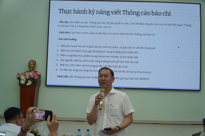 TP HCM: Khi thầy, cô "học" viết thông cáo báo chí, sắm vai nhà báo- Ảnh 9. TP HCM: Khi thầy, cô "học" viết thông cáo báo chí, sắm vai nhà báo- Ảnh 9.