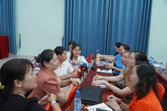 TP HCM: Khi thầy, cô "học" viết thông cáo báo chí, sắm vai nhà báo- Ảnh 6. TP HCM: Khi thầy, cô "học" viết thông cáo báo chí, sắm vai nhà báo- Ảnh 6.