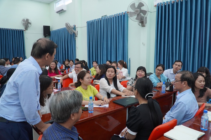 TP HCM: Khi thầy, cô "học" viết thông cáo báo chí, sắm vai nhà báo- Ảnh 8. TP HCM: Khi thầy, cô "học" viết thông cáo báo chí, sắm vai nhà báo- Ảnh 8.