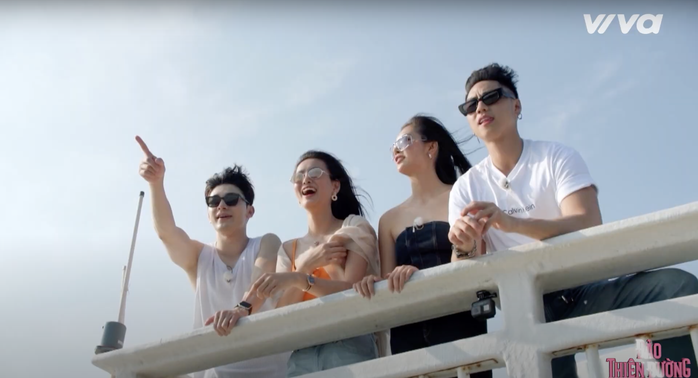 Hai cặp đôi đi hẹn hò trên đảo hoang Hai cặp đôi đi hẹn hò trên đảo hoang