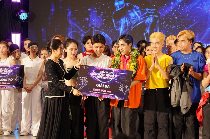 Giải Ba thuộc về nhóm REUNION CREW với chủ đề Kính vạn hoa Giải Ba thuộc về nhóm REUNION CREW với chủ đề Kính vạn hoa