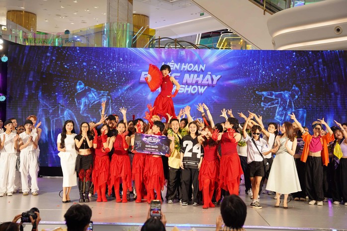 Giải Nhất là Nhóm CLICK - K CREW với chủ đề Đóa hồng gai Giải Nhất là Nhóm CLICK - K CREW với chủ đề Đóa hồng gai