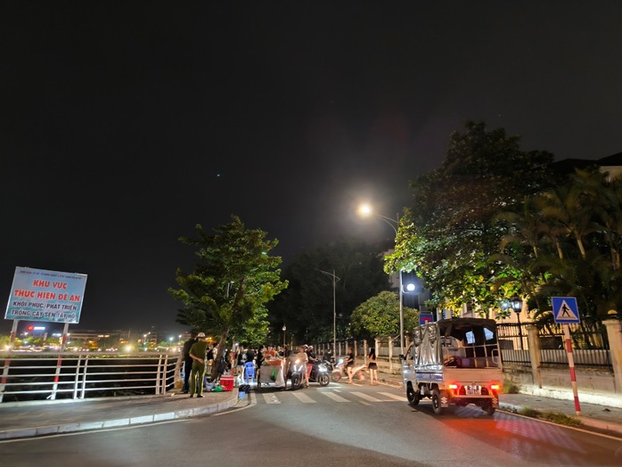 Vỉa hè hồ Tây lại bị “xẻ thịt”, ra quân xong “đâu lại vào đấy”- Ảnh 6. Vỉa hè hồ Tây lại bị “xẻ thịt”, ra quân xong “đâu lại vào đấy”- Ảnh 6.