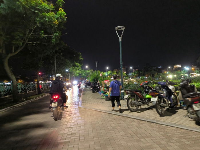 Vỉa hè hồ Tây lại bị “xẻ thịt”, ra quân xong “đâu lại vào đấy”- Ảnh 4. Vỉa hè hồ Tây lại bị “xẻ thịt”, ra quân xong “đâu lại vào đấy”- Ảnh 4.