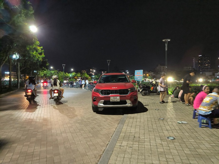 Vỉa hè hồ Tây lại bị “xẻ thịt”, ra quân xong “đâu lại vào đấy”- Ảnh 2. Vỉa hè hồ Tây lại bị “xẻ thịt”, ra quân xong “đâu lại vào đấy”- Ảnh 2.
