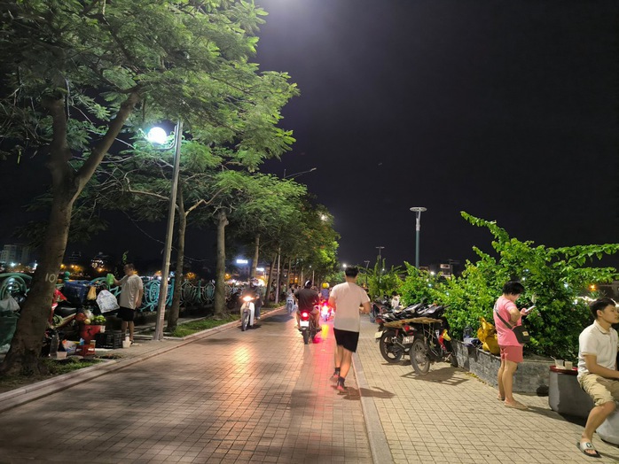 Vỉa hè hồ Tây lại bị “xẻ thịt”, ra quân xong “đâu lại vào đấy”- Ảnh 5. Vỉa hè hồ Tây lại bị “xẻ thịt”, ra quân xong “đâu lại vào đấy”- Ảnh 5.