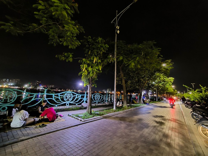 Vỉa hè hồ Tây lại bị “xẻ thịt”, ra quân xong “đâu lại vào đấy”- Ảnh 3. Vỉa hè hồ Tây lại bị “xẻ thịt”, ra quân xong “đâu lại vào đấy”- Ảnh 3.