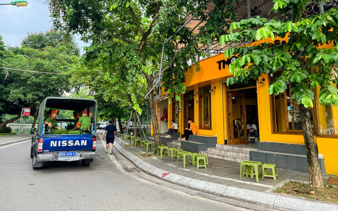 Vỉa hè hồ Tây lại bị “xẻ thịt”, ra quân xong “đâu lại vào đấy”- Ảnh 1. Vỉa hè hồ Tây lại bị “xẻ thịt”, ra quân xong “đâu lại vào đấy”- Ảnh 1.