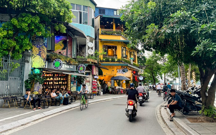 Vỉa hè hồ Tây lại bị “xẻ thịt”, ra quân xong “đâu lại vào đấy”- Ảnh 11. Vỉa hè hồ Tây lại bị “xẻ thịt”, ra quân xong “đâu lại vào đấy”- Ảnh 11.
