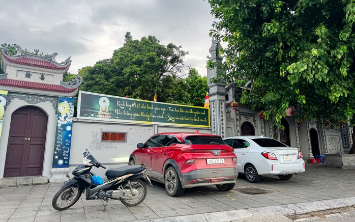 Vỉa hè hồ Tây lại bị “xẻ thịt”, ra quân xong “đâu lại vào đấy”- Ảnh 16. Vỉa hè hồ Tây lại bị “xẻ thịt”, ra quân xong “đâu lại vào đấy”- Ảnh 16.