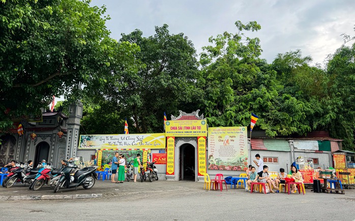 Vỉa hè hồ Tây lại bị “xẻ thịt”, ra quân xong “đâu lại vào đấy”- Ảnh 14. Vỉa hè hồ Tây lại bị “xẻ thịt”, ra quân xong “đâu lại vào đấy”- Ảnh 14.