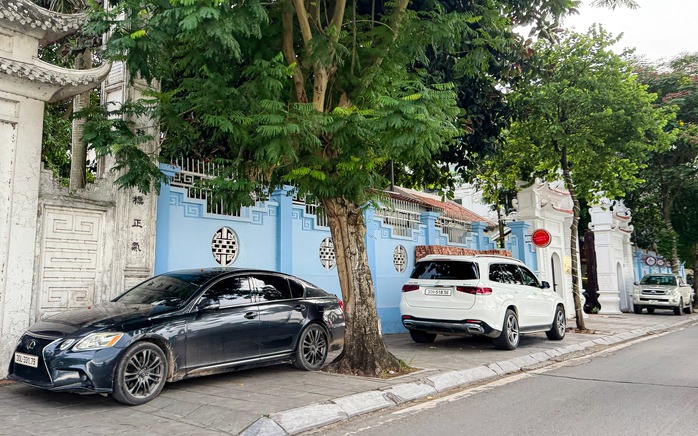 Vỉa hè hồ Tây lại bị “xẻ thịt”, ra quân xong “đâu lại vào đấy”- Ảnh 8. Vỉa hè hồ Tây lại bị “xẻ thịt”, ra quân xong “đâu lại vào đấy”- Ảnh 8.