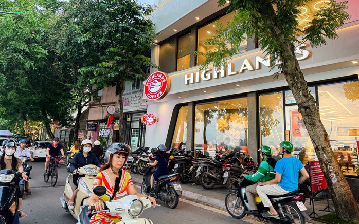 Vỉa hè hồ Tây lại bị “xẻ thịt”, ra quân xong “đâu lại vào đấy”- Ảnh 9. Vỉa hè hồ Tây lại bị “xẻ thịt”, ra quân xong “đâu lại vào đấy”- Ảnh 9.
