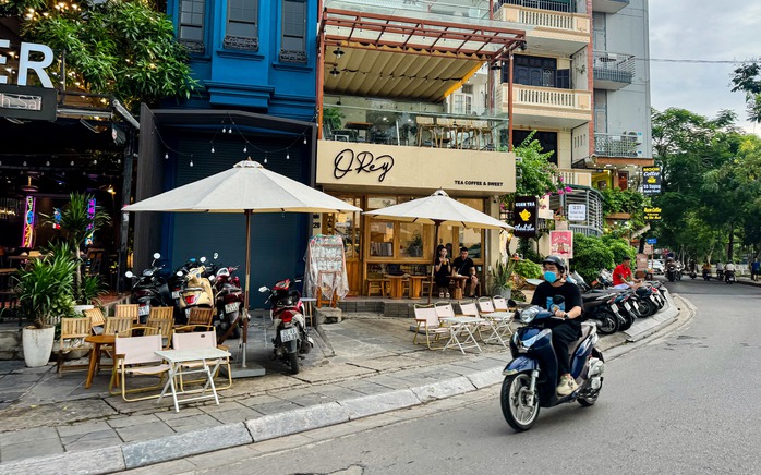 Vỉa hè hồ Tây lại bị “xẻ thịt”, ra quân xong “đâu lại vào đấy”- Ảnh 23. Vỉa hè hồ Tây lại bị “xẻ thịt”, ra quân xong “đâu lại vào đấy”- Ảnh 23.