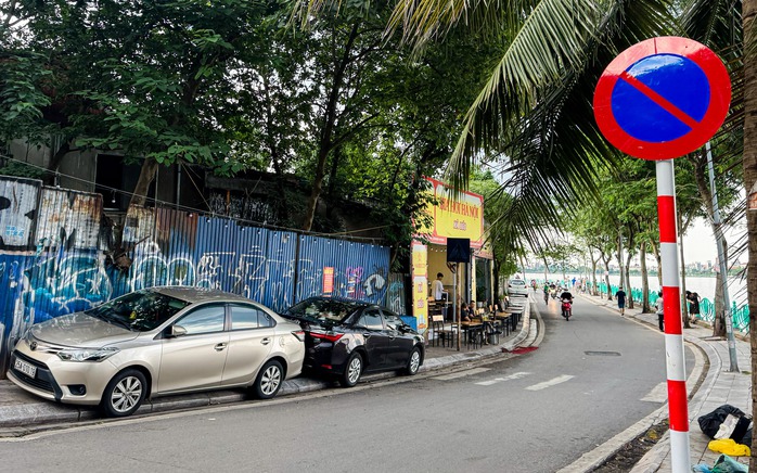Vỉa hè hồ Tây lại bị “xẻ thịt”, ra quân xong “đâu lại vào đấy”- Ảnh 21. Vỉa hè hồ Tây lại bị “xẻ thịt”, ra quân xong “đâu lại vào đấy”- Ảnh 21.