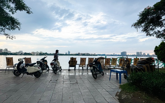 Vỉa hè hồ Tây lại bị “xẻ thịt”, ra quân xong “đâu lại vào đấy”- Ảnh 18. Vỉa hè hồ Tây lại bị “xẻ thịt”, ra quân xong “đâu lại vào đấy”- Ảnh 18.