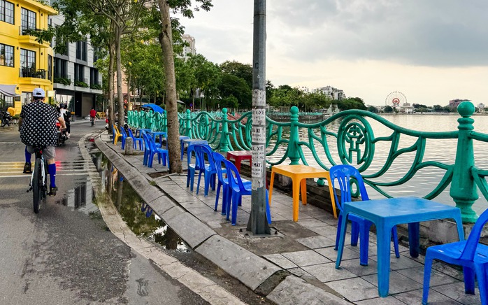 Vỉa hè hồ Tây lại bị “xẻ thịt”, ra quân xong “đâu lại vào đấy”- Ảnh 26. Vỉa hè hồ Tây lại bị “xẻ thịt”, ra quân xong “đâu lại vào đấy”- Ảnh 26.