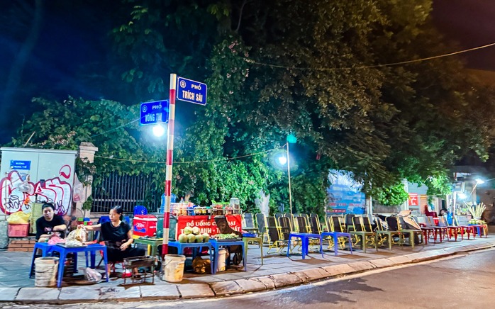 Vỉa hè hồ Tây lại bị “xẻ thịt”, ra quân xong “đâu lại vào đấy”- Ảnh 22. Vỉa hè hồ Tây lại bị “xẻ thịt”, ra quân xong “đâu lại vào đấy”- Ảnh 22.