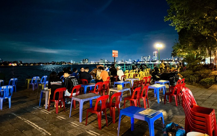 Vỉa hè hồ Tây lại bị “xẻ thịt”, ra quân xong “đâu lại vào đấy”- Ảnh 20. Vỉa hè hồ Tây lại bị “xẻ thịt”, ra quân xong “đâu lại vào đấy”- Ảnh 20.