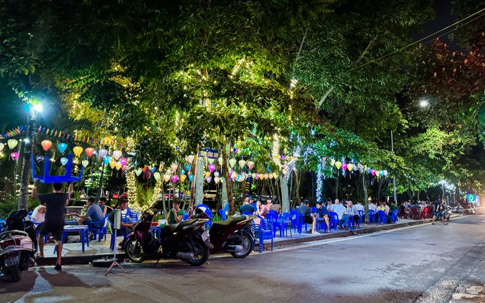 Vỉa hè hồ Tây lại bị “xẻ thịt”, ra quân xong “đâu lại vào đấy”- Ảnh 13. Vỉa hè hồ Tây lại bị “xẻ thịt”, ra quân xong “đâu lại vào đấy”- Ảnh 13.