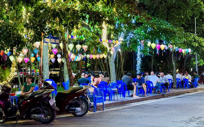 Vỉa hè hồ Tây lại bị “xẻ thịt”, ra quân xong “đâu lại vào đấy”- Ảnh 27. Vỉa hè hồ Tây lại bị “xẻ thịt”, ra quân xong “đâu lại vào đấy”- Ảnh 27.