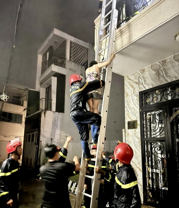 Cảnh sát bắc thang cứu 3 người kẹt trong căn nhà bốc cháy- Ảnh 2. Cảnh sát bắc thang cứu 3 người kẹt trong căn nhà bốc cháy- Ảnh 2.