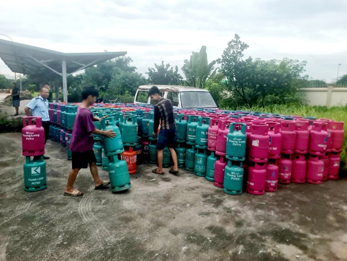 Bắt quả tang kho sang chiết gas trái phép, tạm giữ 2 xe tải- Ảnh 1. Bắt quả tang kho sang chiết gas trái phép, tạm giữ 2 xe tải- Ảnh 1.