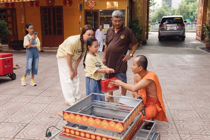 Trà Ngọc Hằng và con gái tất bật thiện nguyện- Ảnh 7. Trà Ngọc Hằng và con gái tất bật thiện nguyện- Ảnh 7.
